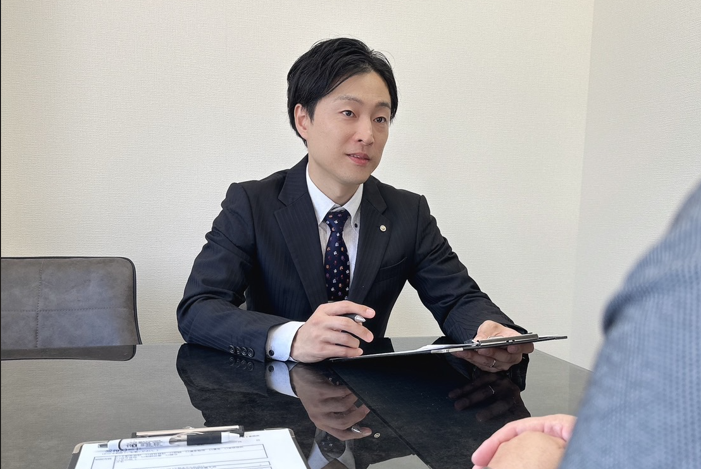 代表司法書士 佐々木寿 相談中